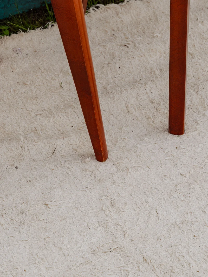 Alma, la paire de chaises en bois rouge et Skaï blanc N°1546