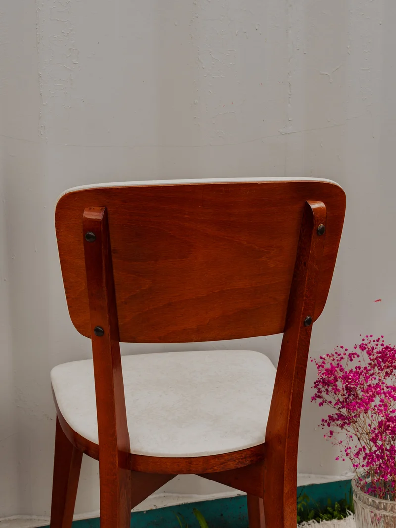 Alma, la paire de chaises en bois rouge et Skaï blanc N°1546