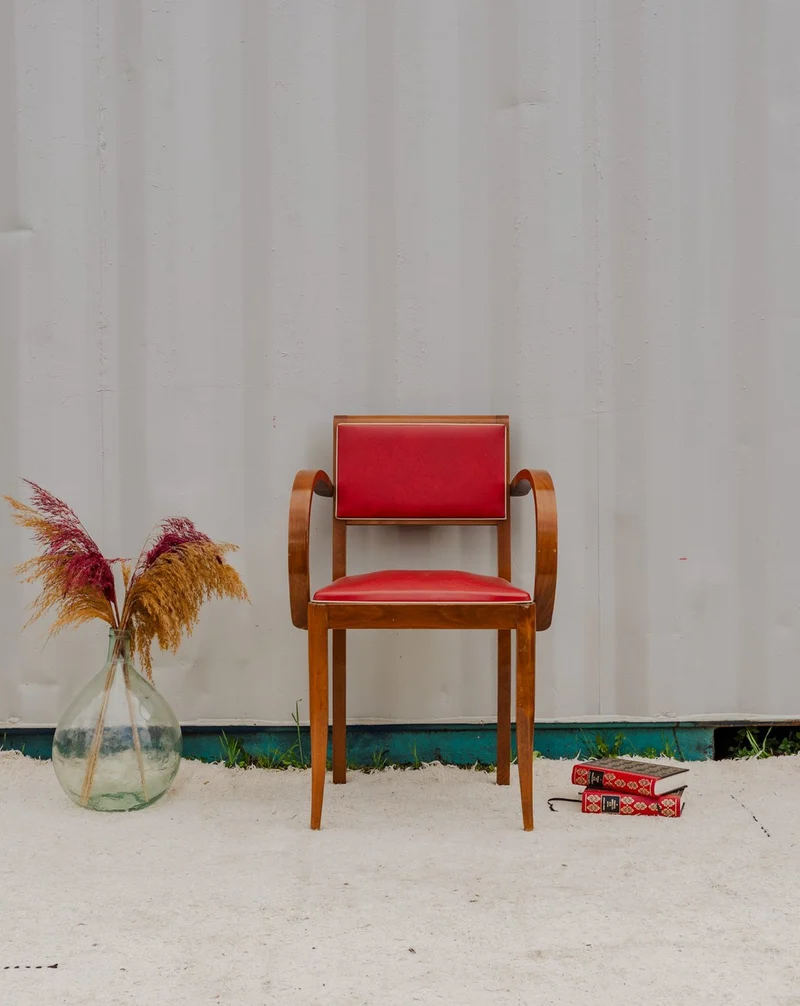 Ernest, le fauteuil Bridge en bois et cuir rouge N°943