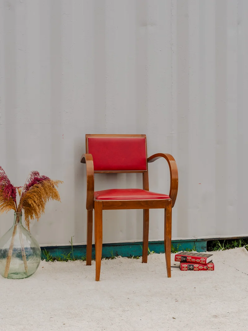 Ernest, le fauteuil Bridge en bois et cuir rouge N°943