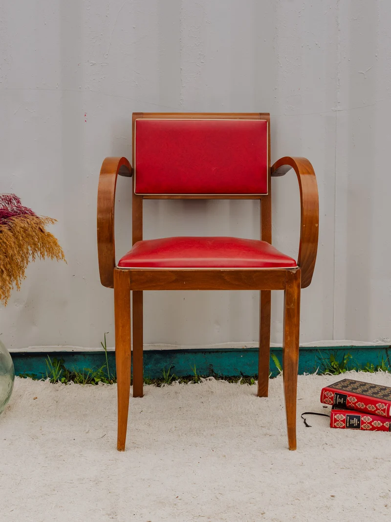 Ernest, le fauteuil Bridge en bois et cuir rouge N°943