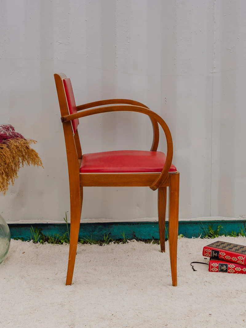 Ernest, le fauteuil Bridge en bois et cuir rouge N°943