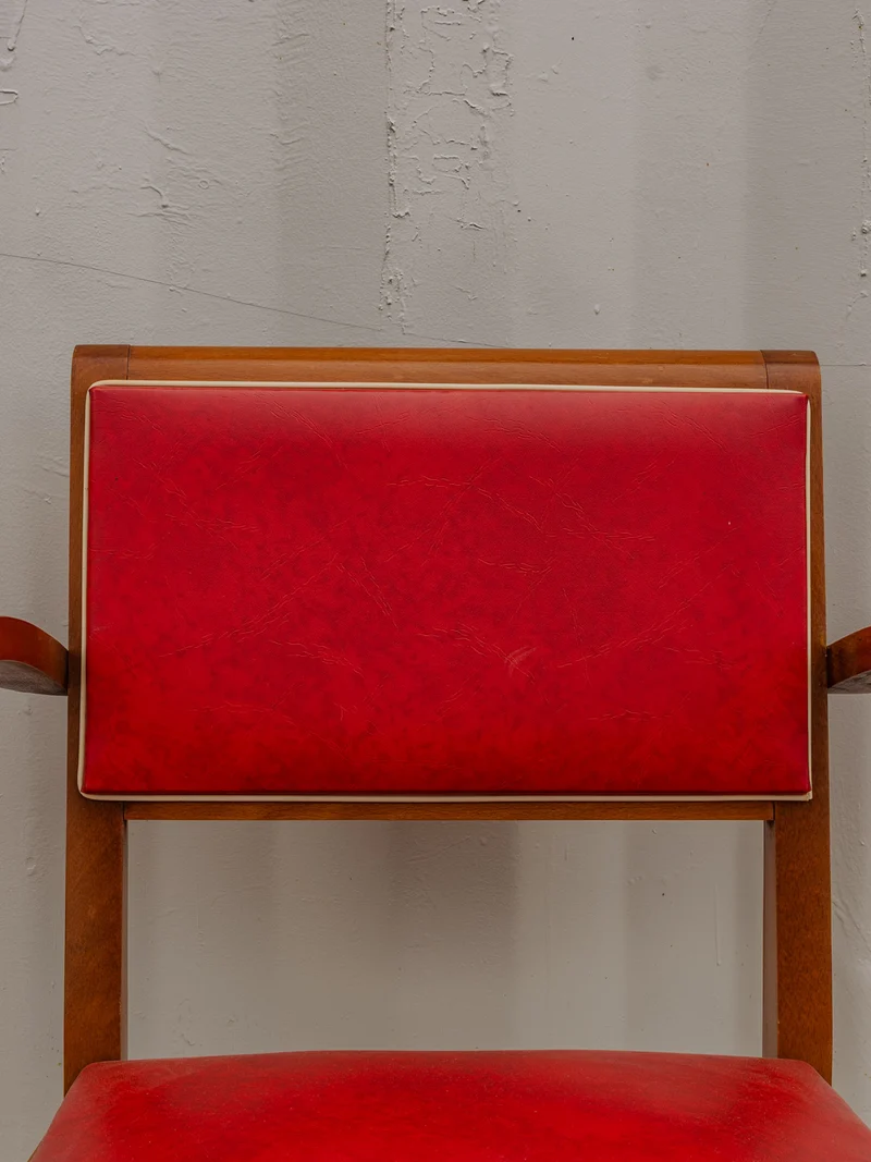 Ernest, le fauteuil Bridge en bois et cuir rouge N°943