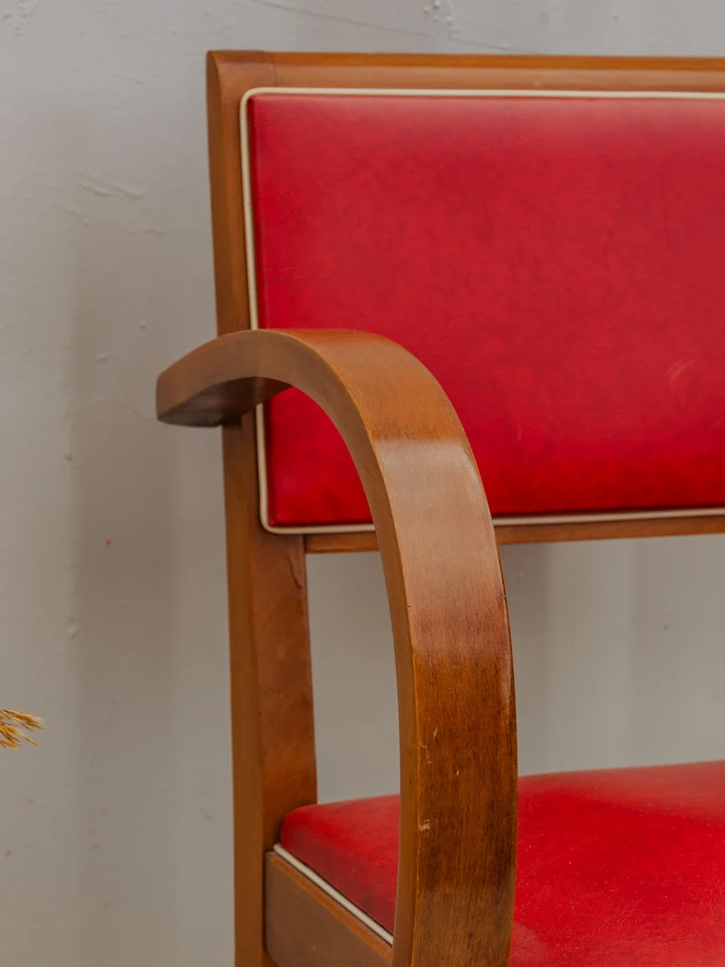 Ernest, le fauteuil Bridge en bois et cuir rouge N°943