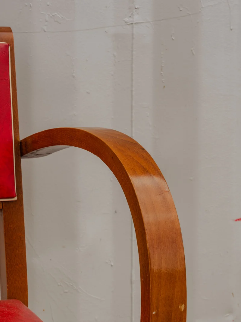 Ernest, le fauteuil Bridge en bois et cuir rouge N°943