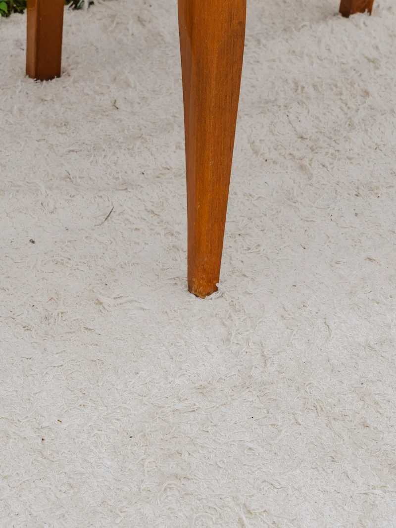 Ernest, le fauteuil Bridge en bois et cuir rouge N°943