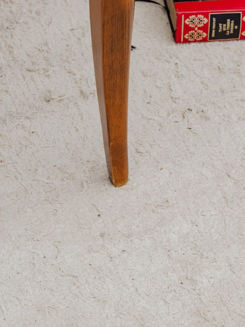 Ernest, le fauteuil Bridge en bois et cuir rouge N°943