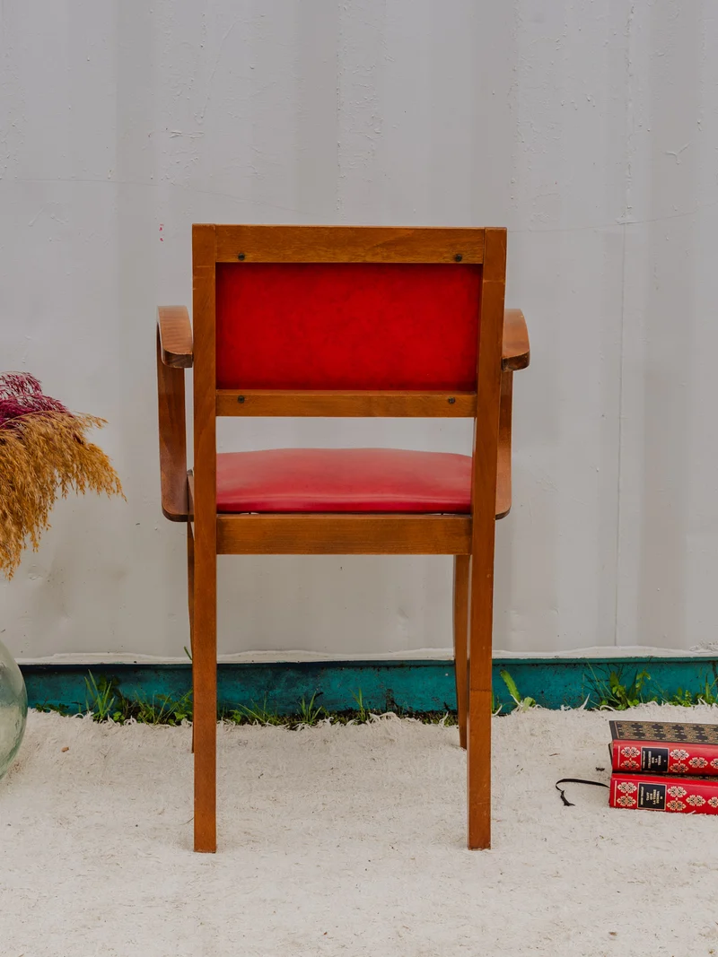 Ernest, le fauteuil Bridge en bois et cuir rouge N°943
