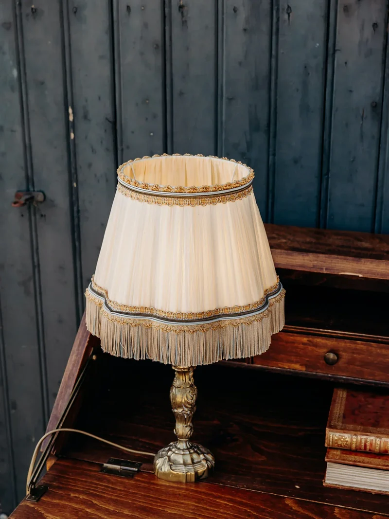 Suzanne, la lampe à franges en bronze N°562