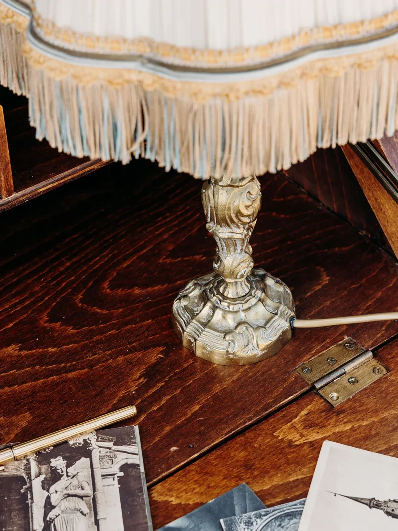 Suzanne, la lampe à franges en bronze N°562