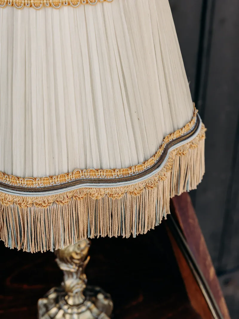 Suzanne, la lampe à franges en bronze N°562