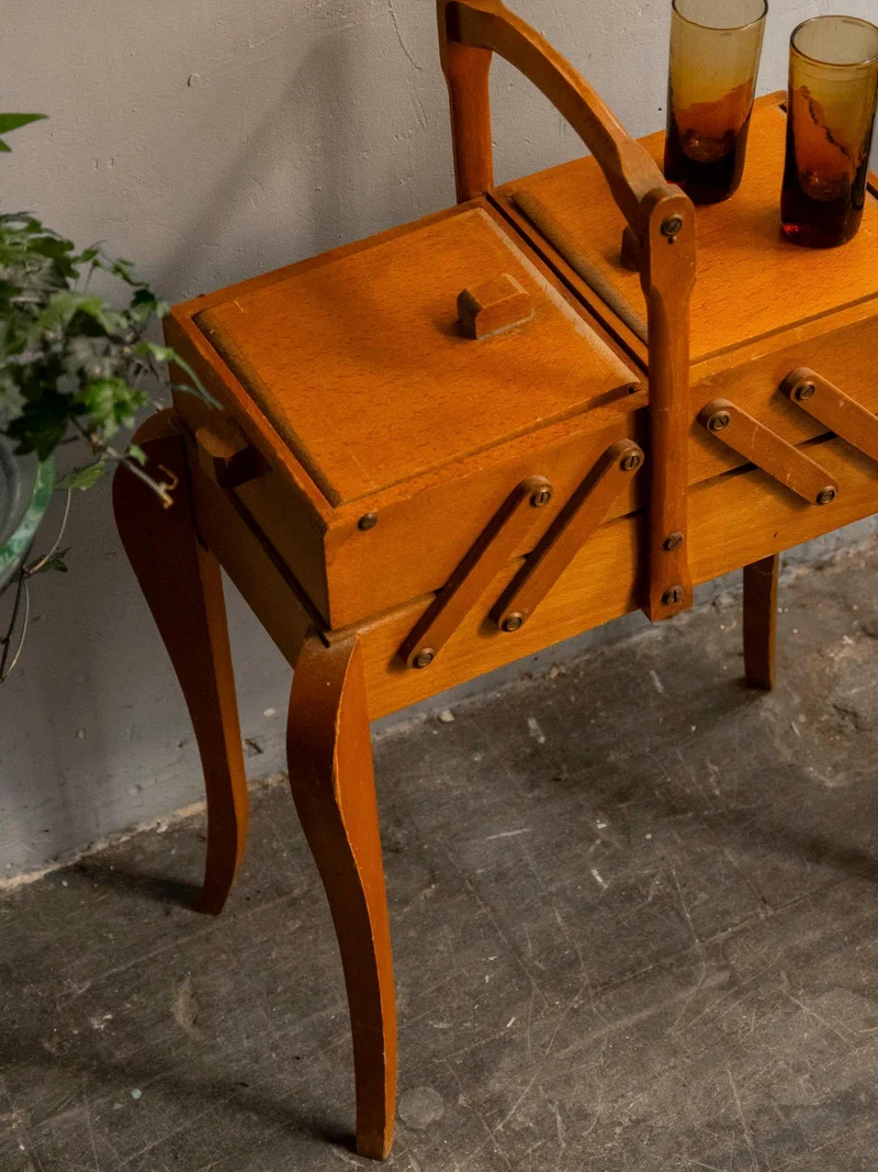 Brigitte, la travailleuse en bois clair N°334