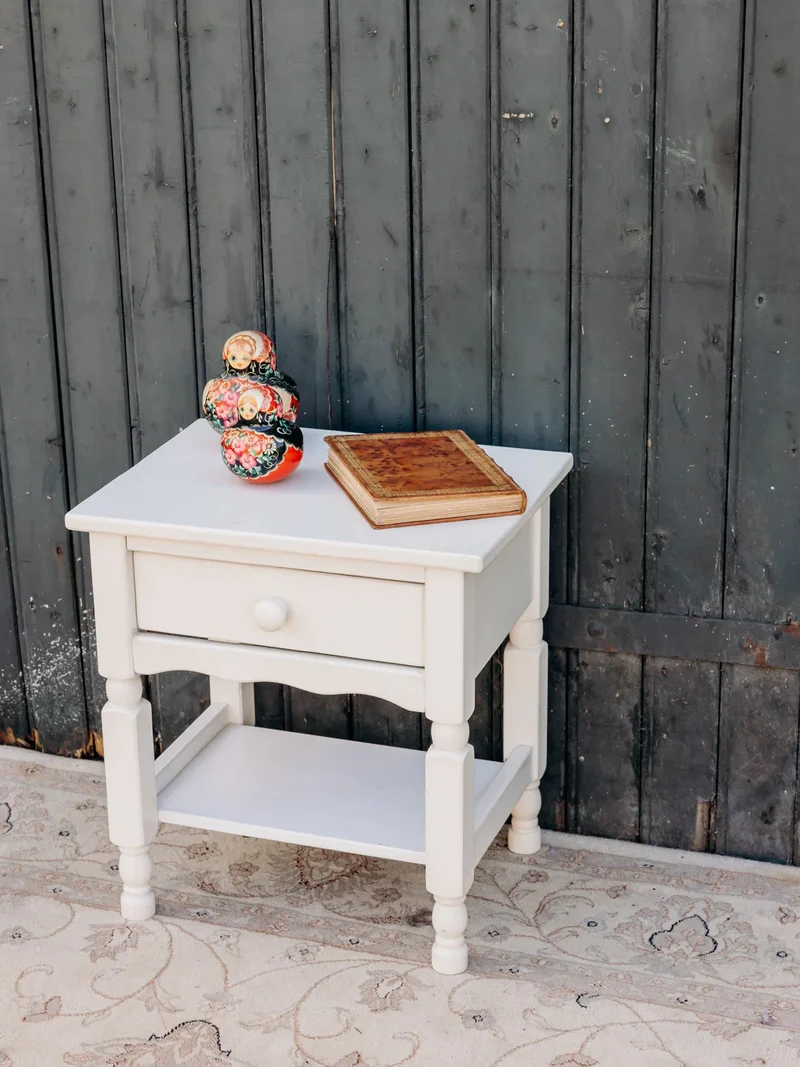 Odile, la petite table de chevet blanche N°1327