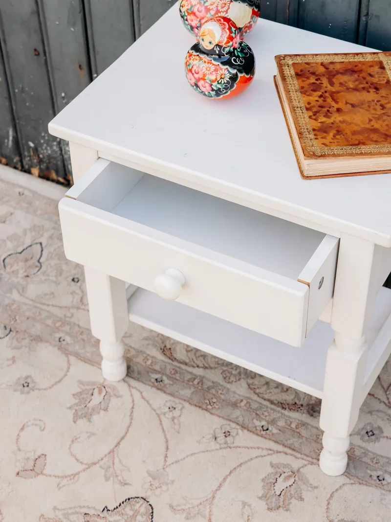 Odile, la petite table de chevet blanche N°1327