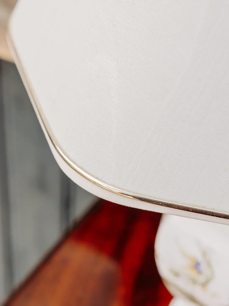 Suzanne, la lampe en céramique ornée d'un oiseau N°557
