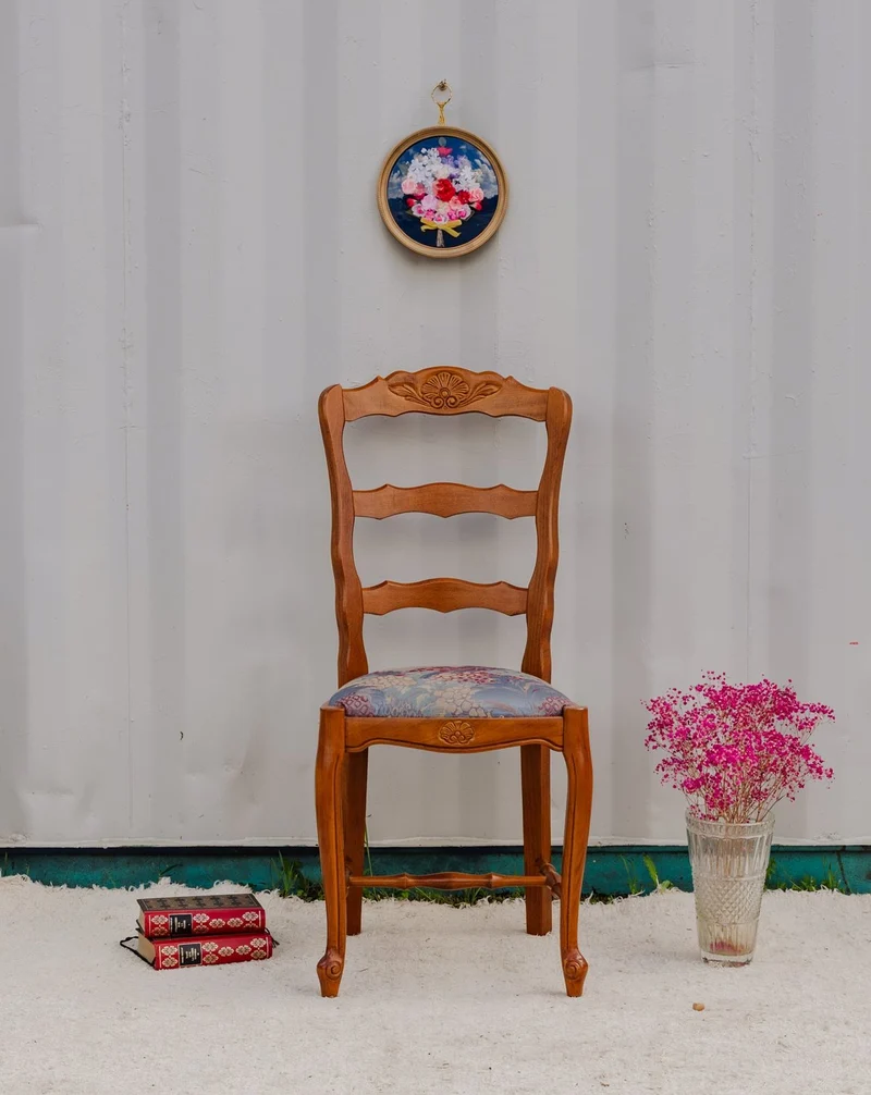 Claude, la chaise en bois et tissu à motifs N°1238