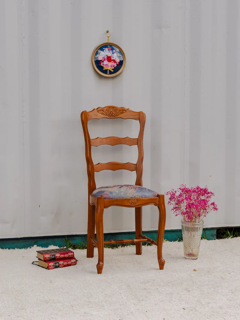 Claude, la chaise en bois et tissu à motifs N°1238