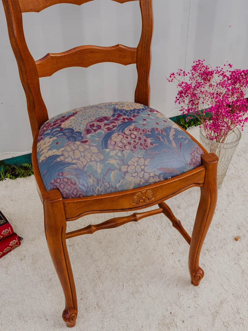 Claude, la chaise en bois et tissu à motifs N°1238