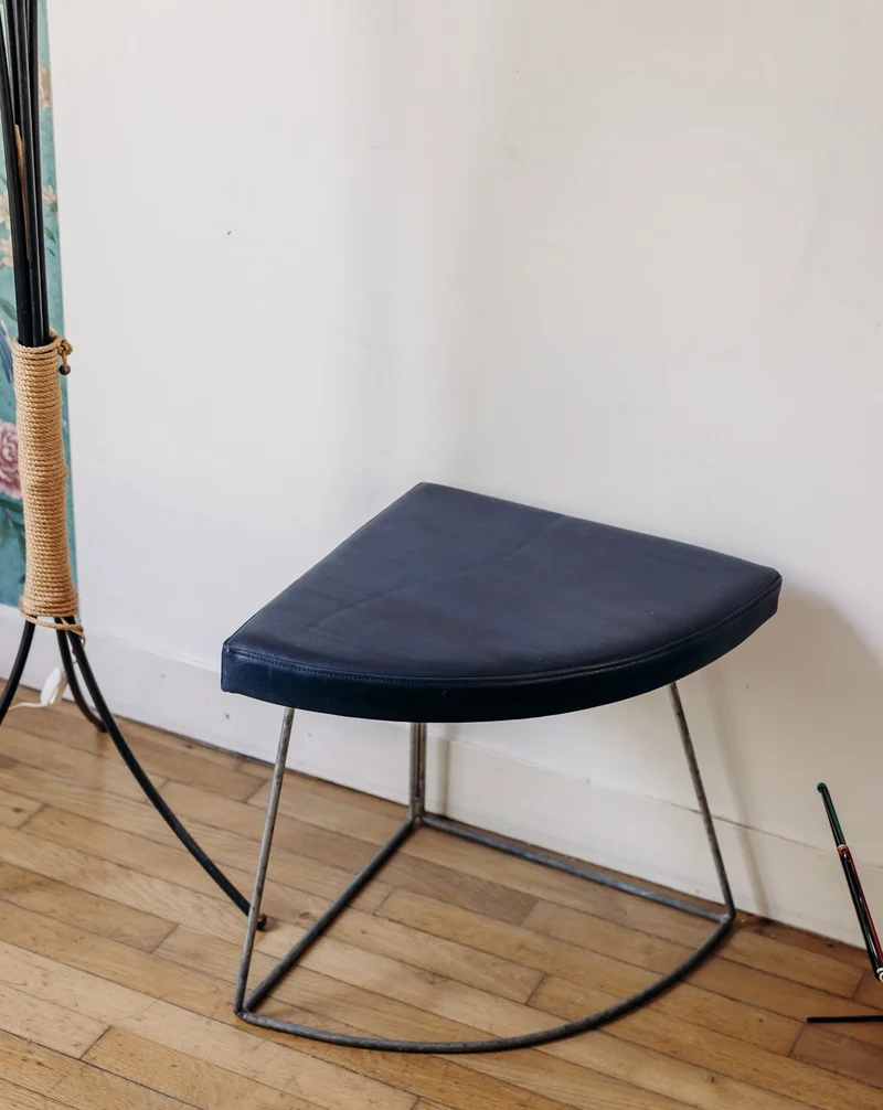 Axel, le tabouret en skaï bleu N°659