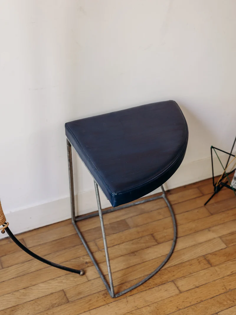 Axel, le tabouret en skaï bleu N°659