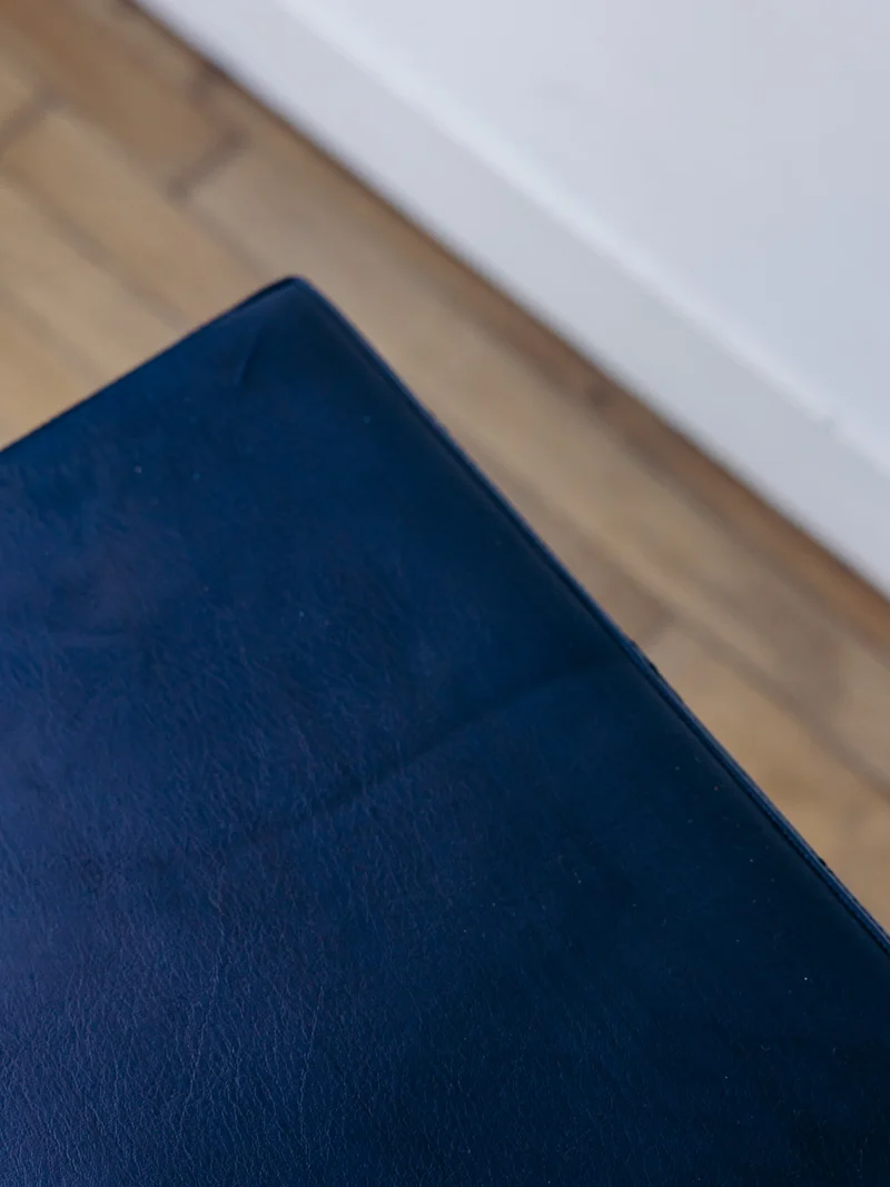 Axel, le tabouret en skaï bleu N°659