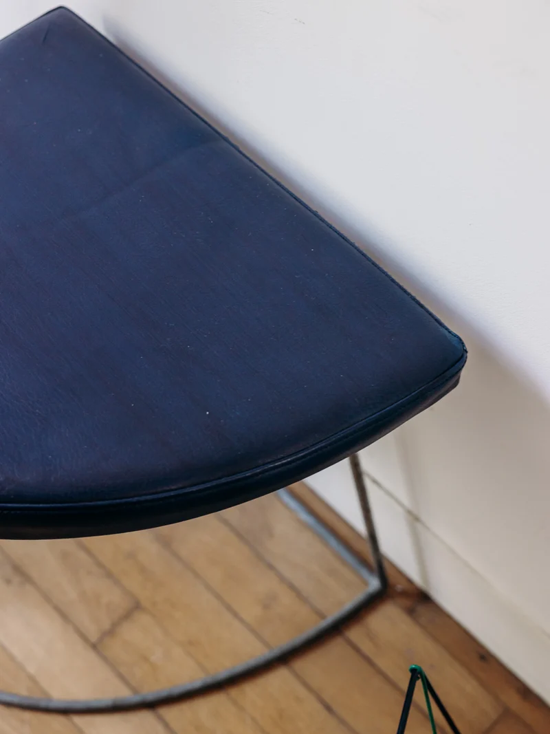 Axel, le tabouret en skaï bleu N°659
