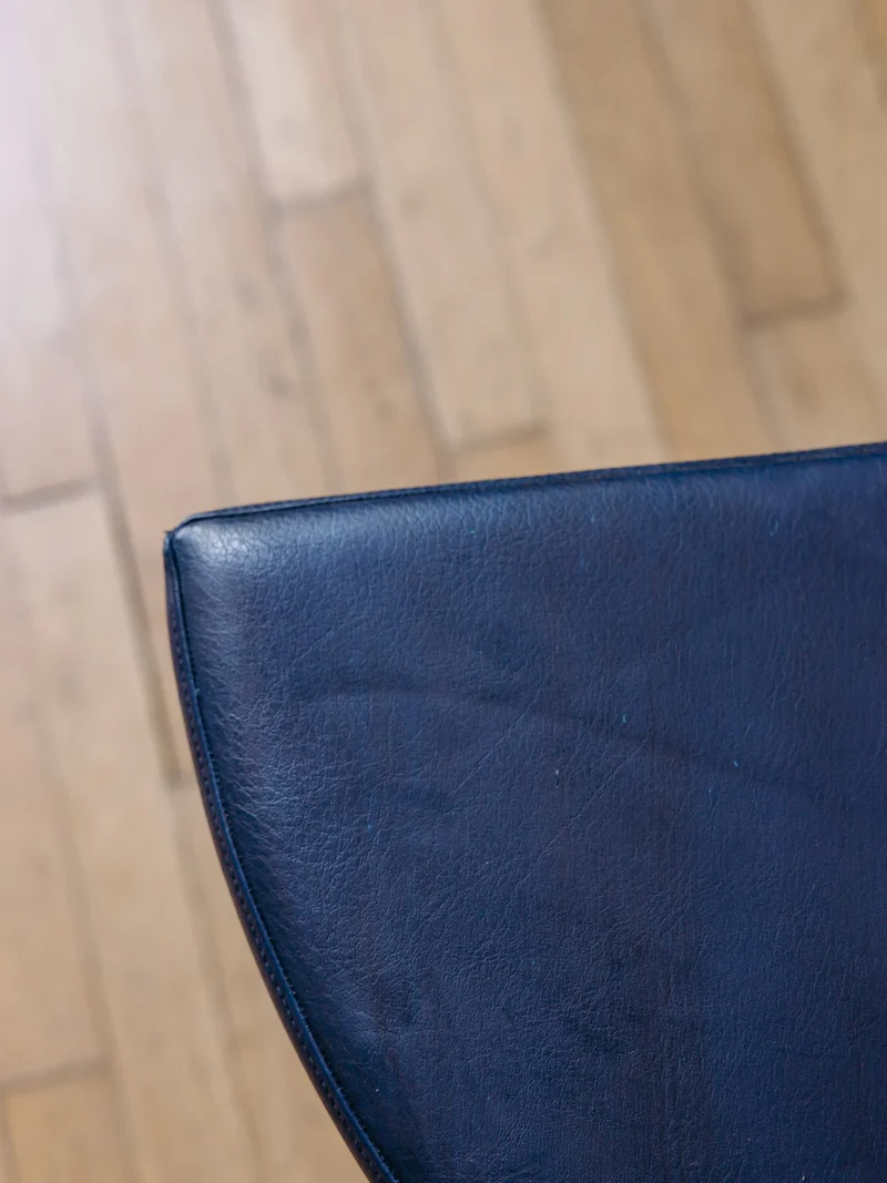 Axel, le tabouret en skaï bleu N°659