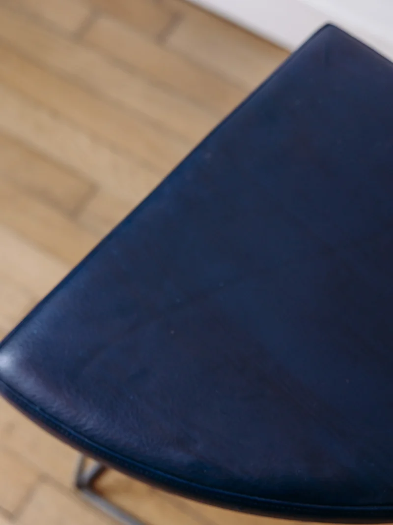 Axel, le tabouret en skaï bleu N°659