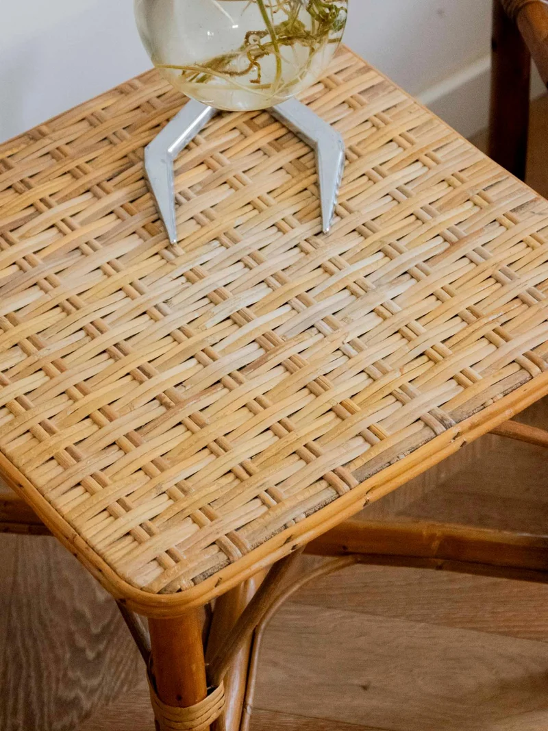 Francine, la table d'appoint en rotin N°885
