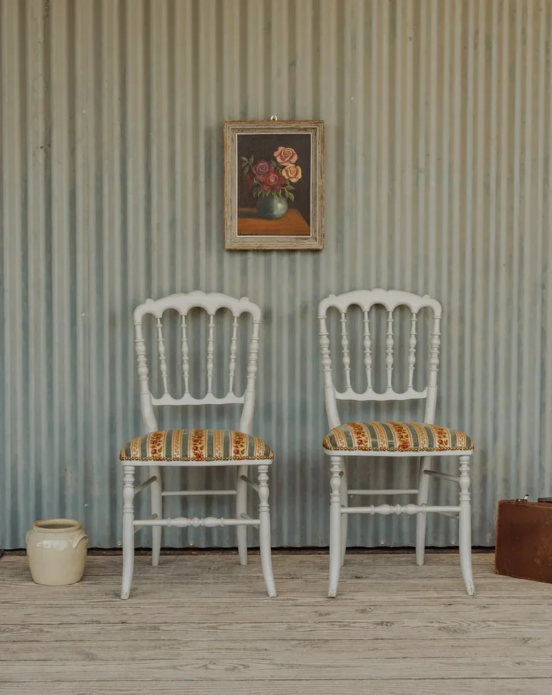 Claude, la paire de chaises en bois et tissu à motifs N°1187