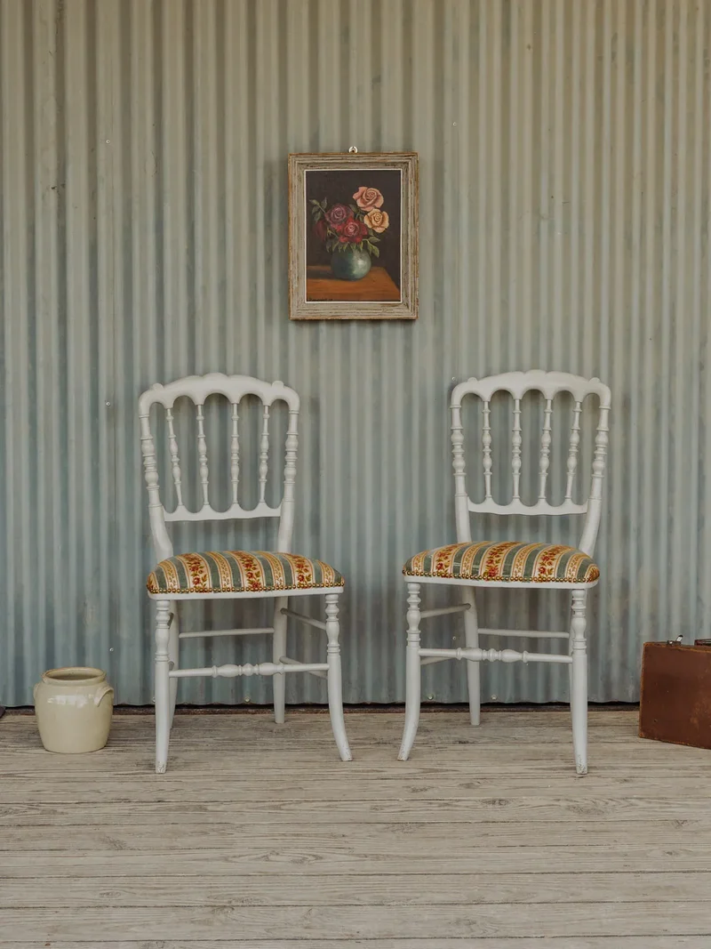 Claude, la paire de chaises en bois et tissu à motifs N°1187