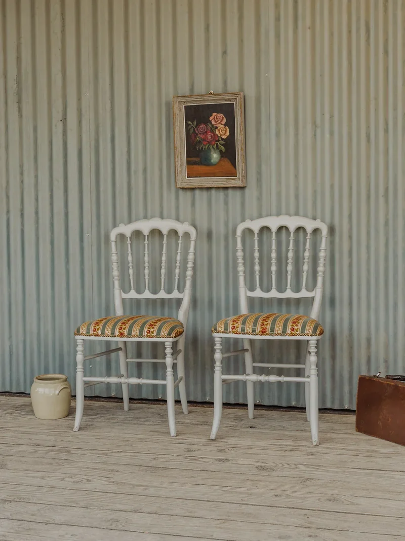 Claude, la paire de chaises en bois et tissu à motifs N°1187