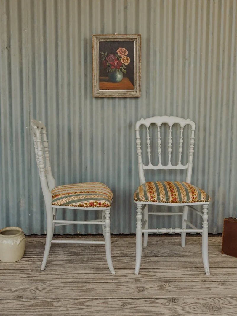 Claude, la paire de chaises en bois et tissu à motifs N°1187