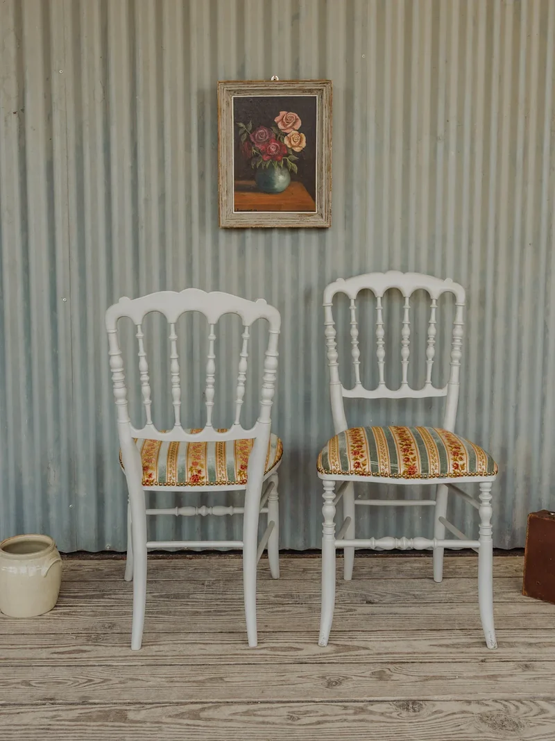 Claude, la paire de chaises en bois et tissu à motifs N°1187
