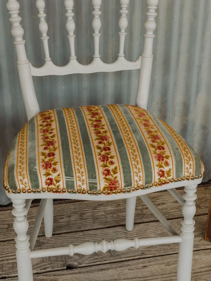 Claude, la paire de chaises en bois et tissu à motifs N°1187