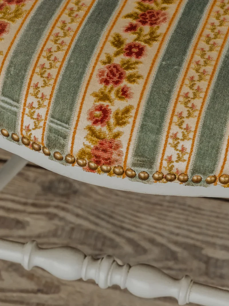 Claude, la paire de chaises en bois et tissu à motifs N°1187