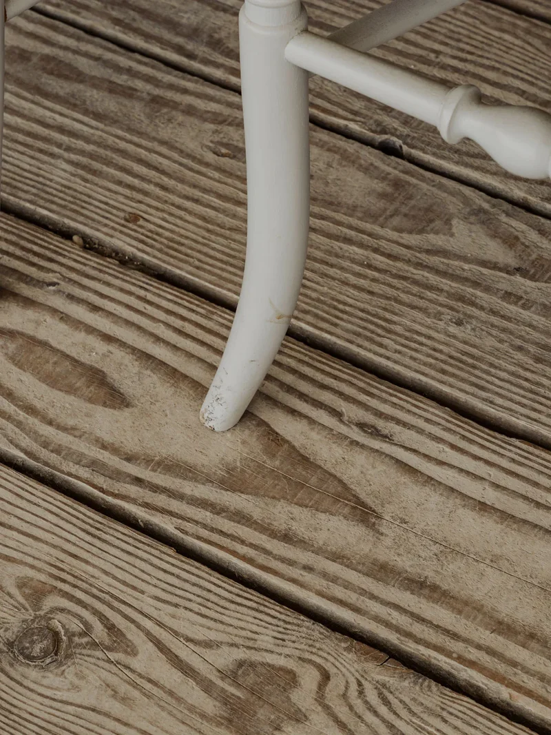 Claude, la paire de chaises en bois et tissu à motifs N°1187