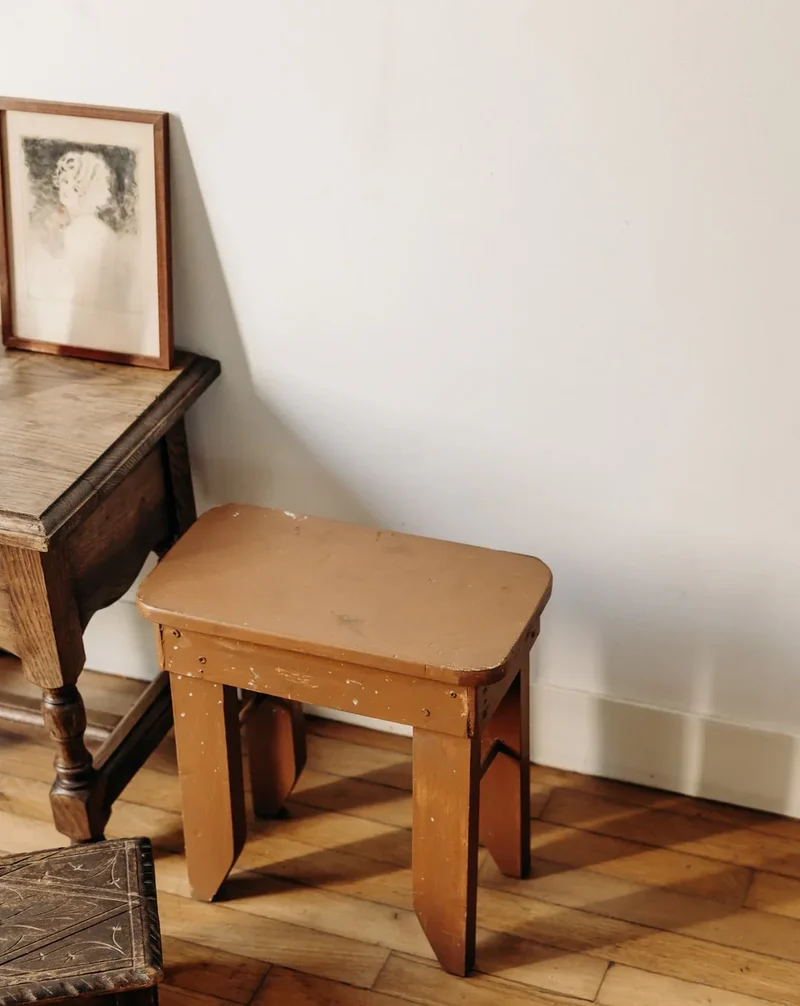 Regis, le tabouret peint en marron N°1315