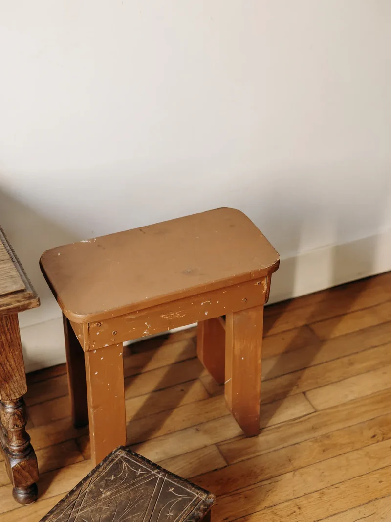Regis, le tabouret peint en marron N°1315