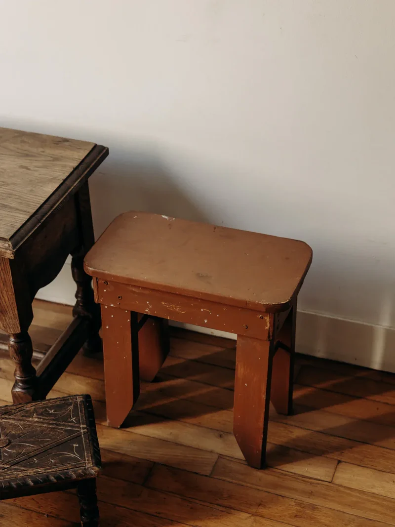 Regis, le tabouret peint en marron N°1315