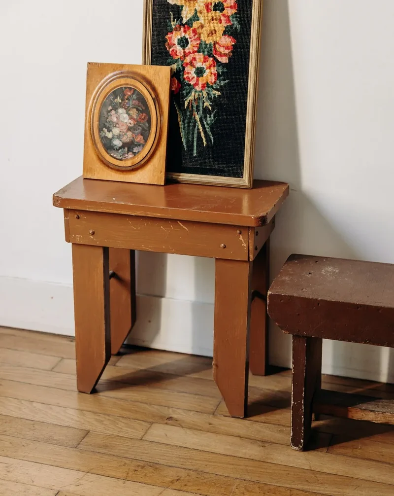 Regis, le tabouret peint marron N°1316