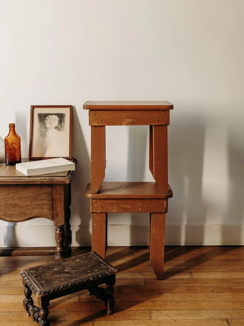 Regis, le tabouret peint marron N°1316