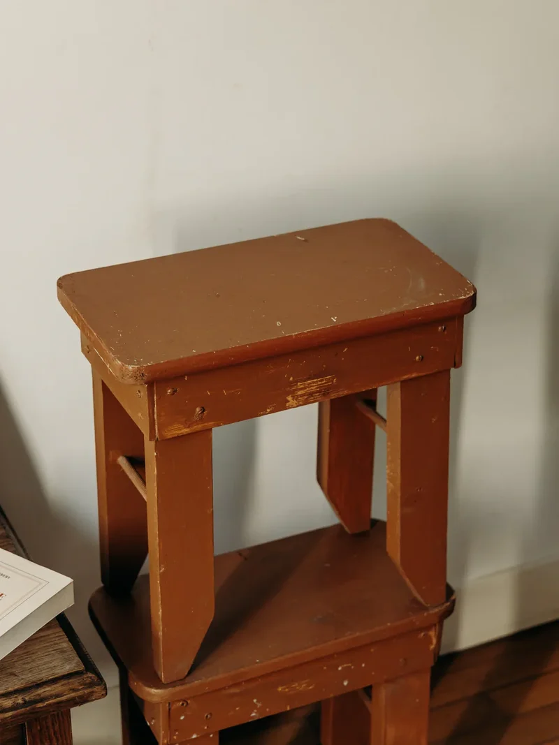 Regis, le tabouret peint marron N°1316