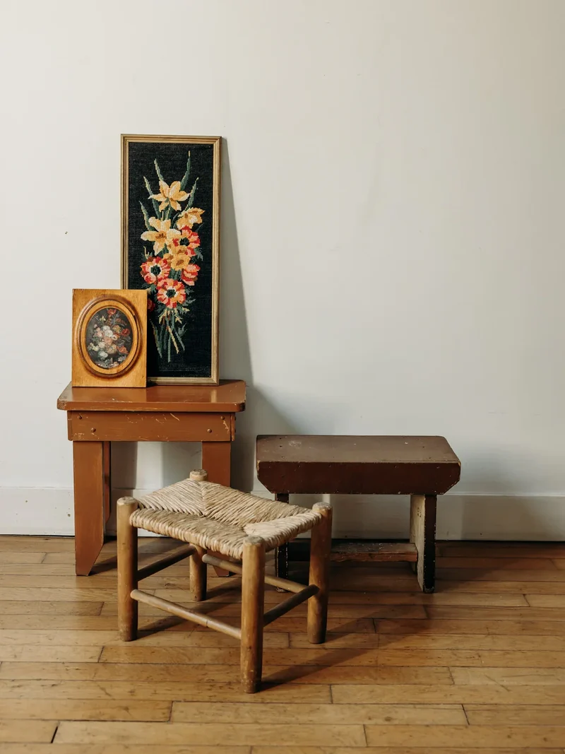 Regis, le tabouret peint marron N°1316