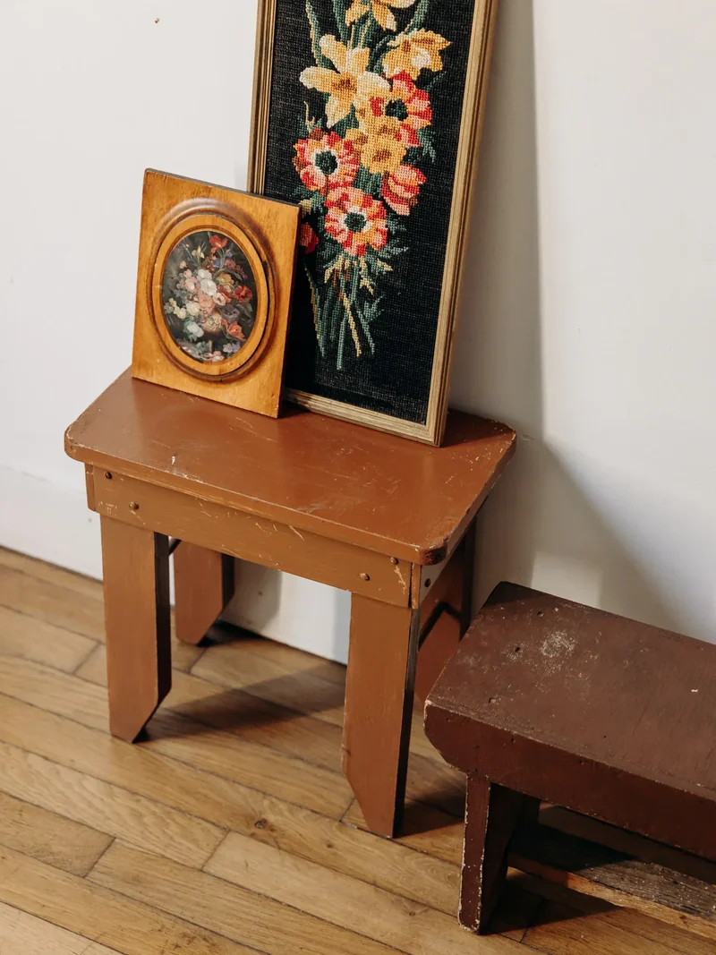 Regis, le tabouret peint marron N°1316
