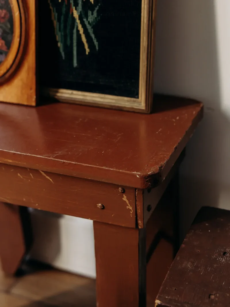 Regis, le tabouret peint marron N°1316