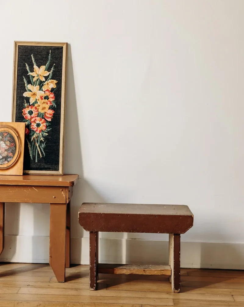 Regis, le tabouret en bois foncé N°1318