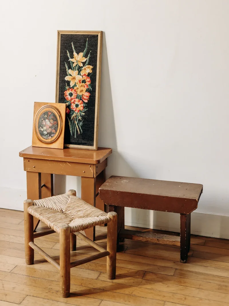 Regis, le tabouret en bois foncé N°1318