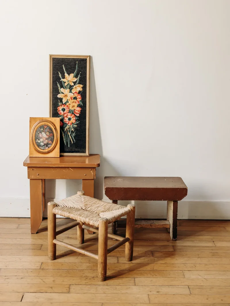 Regis, le tabouret en bois foncé N°1318
