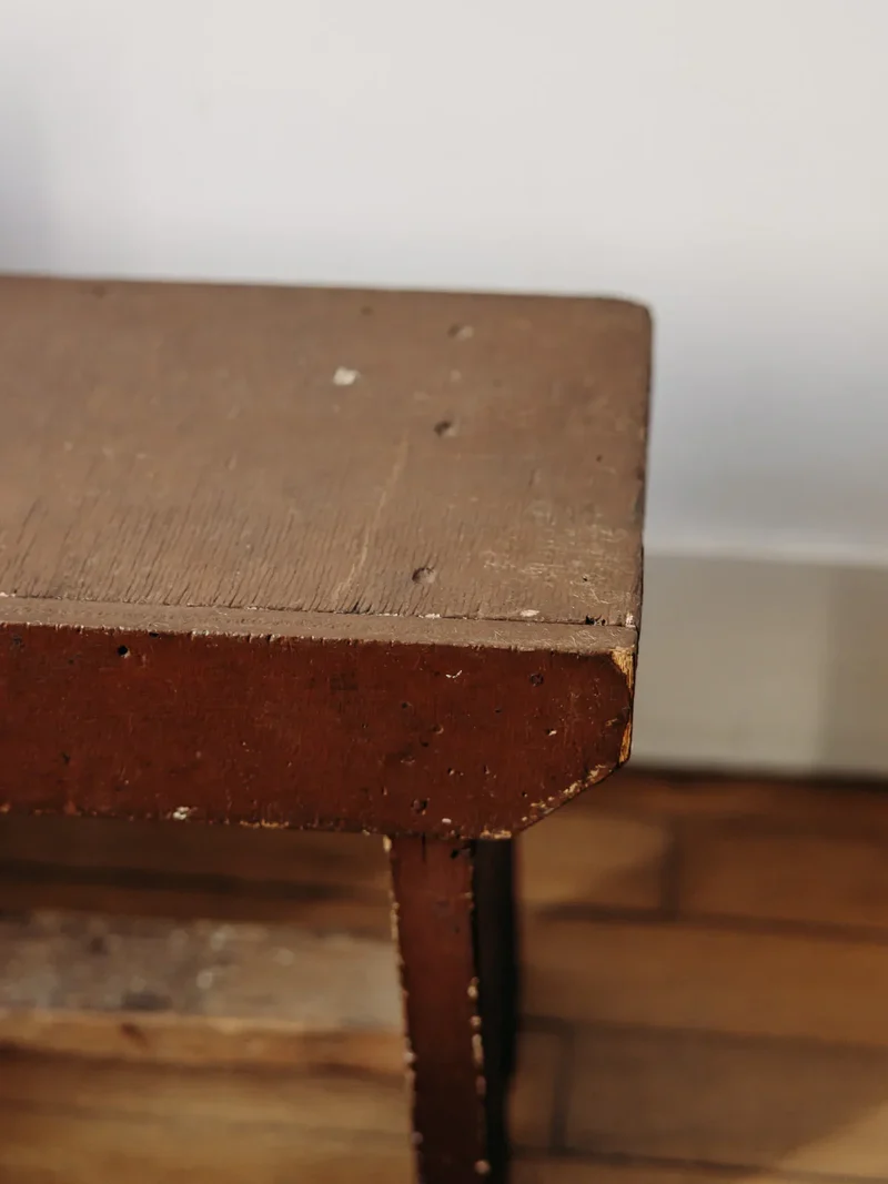Regis, le tabouret en bois foncé N°1318